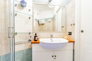 Shower, hair dryer, bidet - Apartment in Giglio Porto with 2 bedrooms sleeps 6 (Giglio Porto)