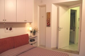 2 bedrooms, iron/ironing board, travel cot