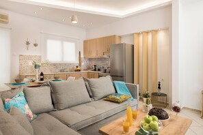 Deluxe fyrbäddsrum - utsikt mot poolen | Vardagsrum | 58-tums smart-tv med digitalkanaler, en tv-spelskonsol och nya filmer