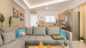 Chambre Quadruple Deluxe, vue piscine | Coin séjour | TV connectée de 58 pouces avec chaînes numériques, console de jeux vidéo