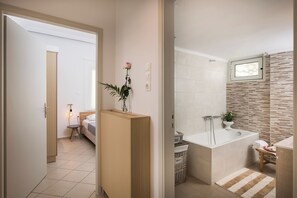 Deluxe vierpersoonskamer, uitzicht op zwembad | Badkamer | Gratis toiletartikelen, een haardroger, badjassen, handdoeken