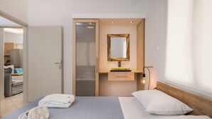 Chambre Quadruple Deluxe, vue piscine | Literie de qualité supérieure, surmatelas