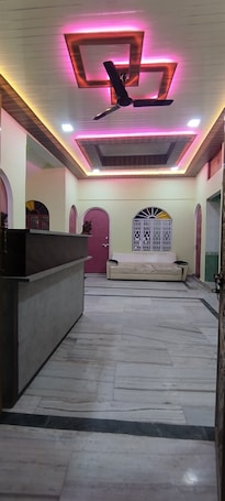 Desk, free WiFi. Shree Guest House