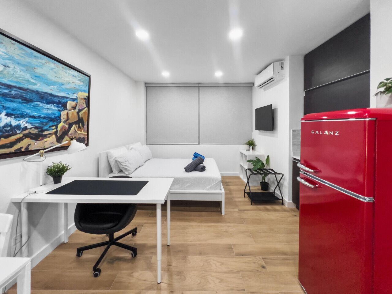 Desk, travel crib, free WiFi, bed sheets