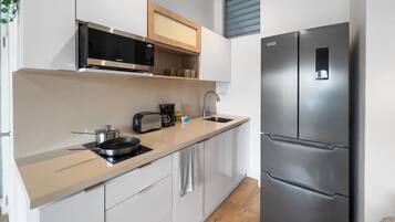 Kühlschrank, Mikrowelle, Herdplatte, Wasserkocher mit Kaffee-/Teezubehör