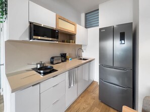 Køleskab, mikrobølgeovn, kogeplade, kaffe-/temaskine