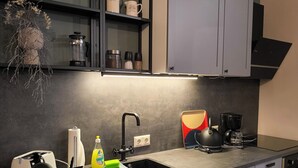 Cafetera/tetera, refrigerador, horno, placa de cocina