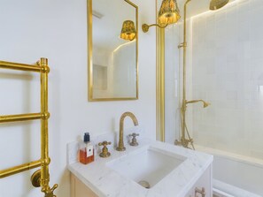 Cottage | Bathroom | Combined shower/tub, deep soaking tub, free toiletries, hair dryer - Seaside Cottage Retreat in Leigh-on-sea (Leigh-on-Sea)