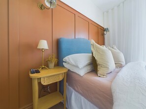 Cottage | 2 bedrooms, iron/ironing board, free WiFi, bed sheets - Seaside Cottage Retreat in Leigh-on-sea (Leigh-on-Sea)
