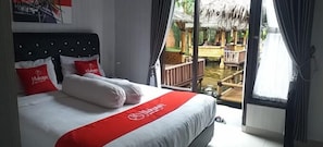 Dobbeltrom – deluxe, bassengutsikt | Skrivebord, wi-fi (inkludert) og sengetøy