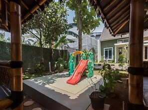 Área de juegos infantiles al aire libre