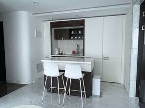 Fridge, microwave, oven, coffee/tea maker - [Gangnam] Fully furnished High-end residence with two rooms (Seoul)