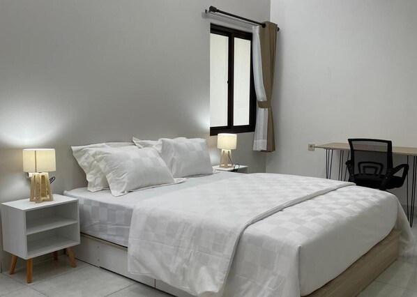 Habitación básica con 1 cama matrimonial o 2 individuales | Escritorio, espacio para trabajar con laptop y wifi gratis 