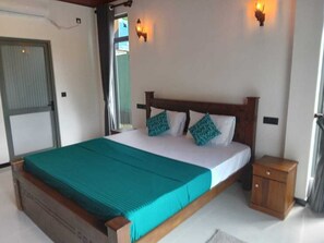 4 bedrooms, iron/ironing board, WiFi, bed sheets - Privet Green Villa Ruhunu (Hikkaduwa)