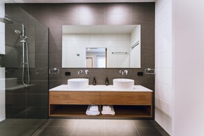 Secador de pelo, toallas, jabón y papel higiénico