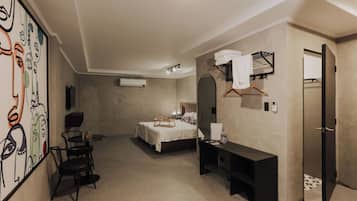 Superior Double Room | Desk, laptop workspace, bed sheets