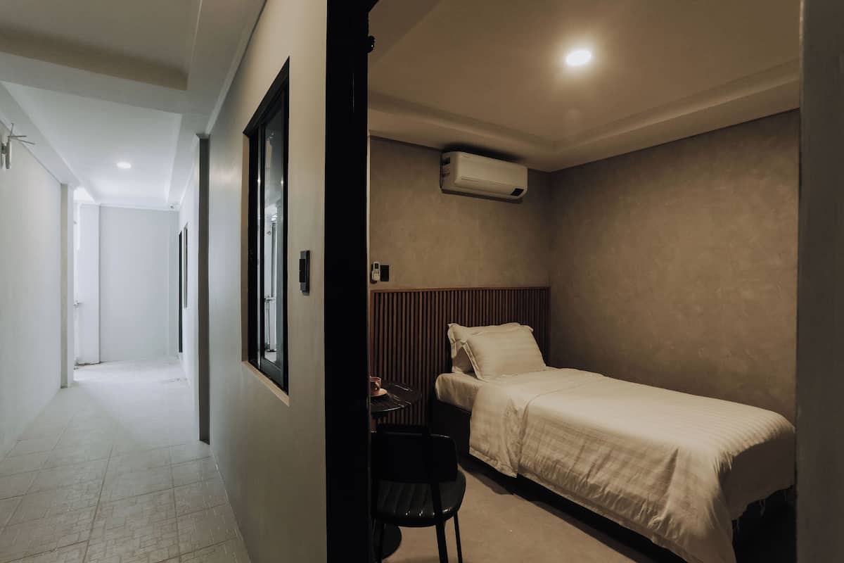 1 bedroom, desk, bed sheets