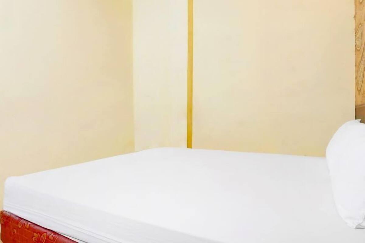 1 slaapkamer, een bureau, beddengoed