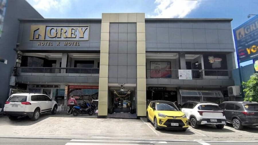 Townhouse Oak Grey Hotel Near Clark International Airport