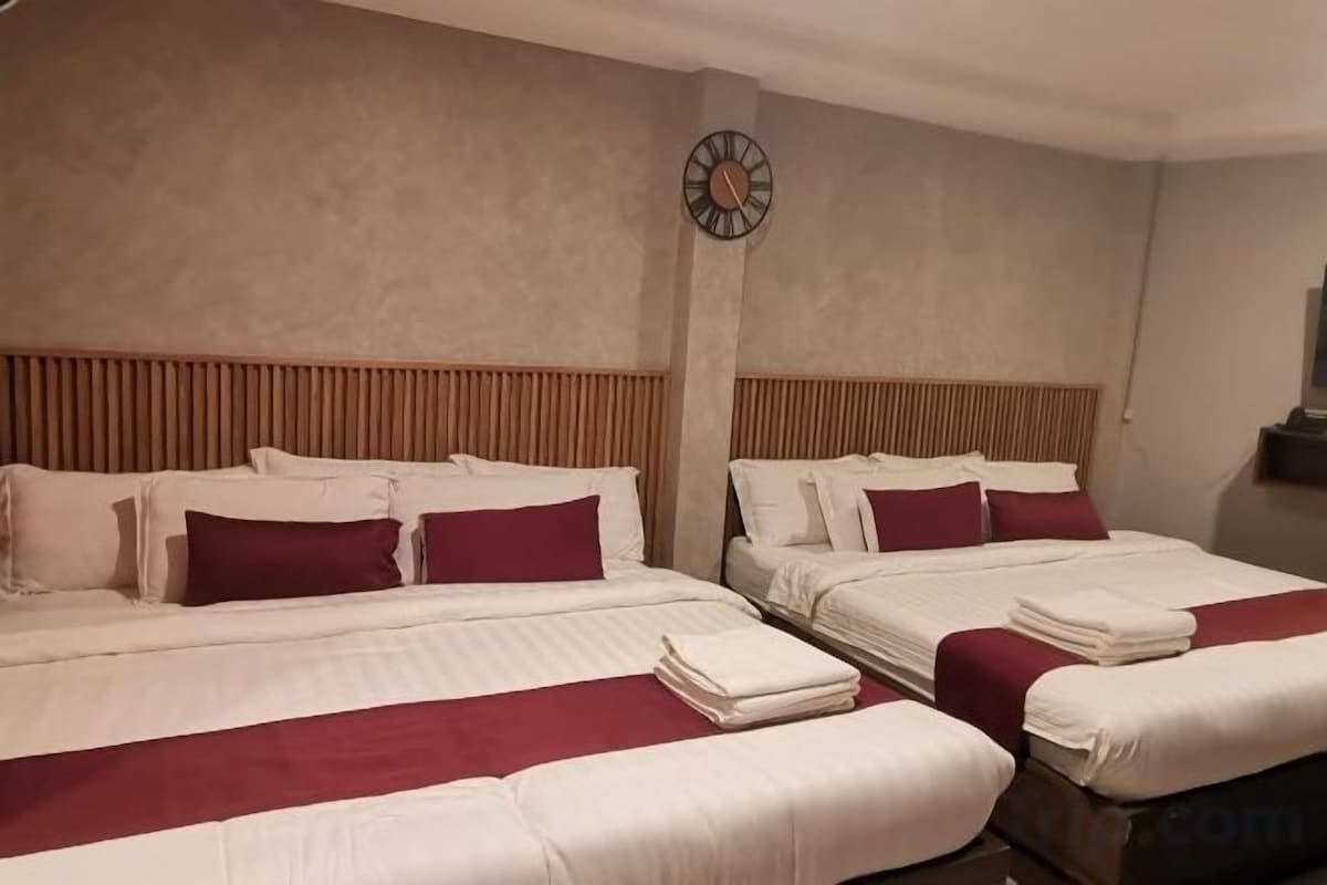 Escritorio, espacio para trabajar con laptop y ropa de cama