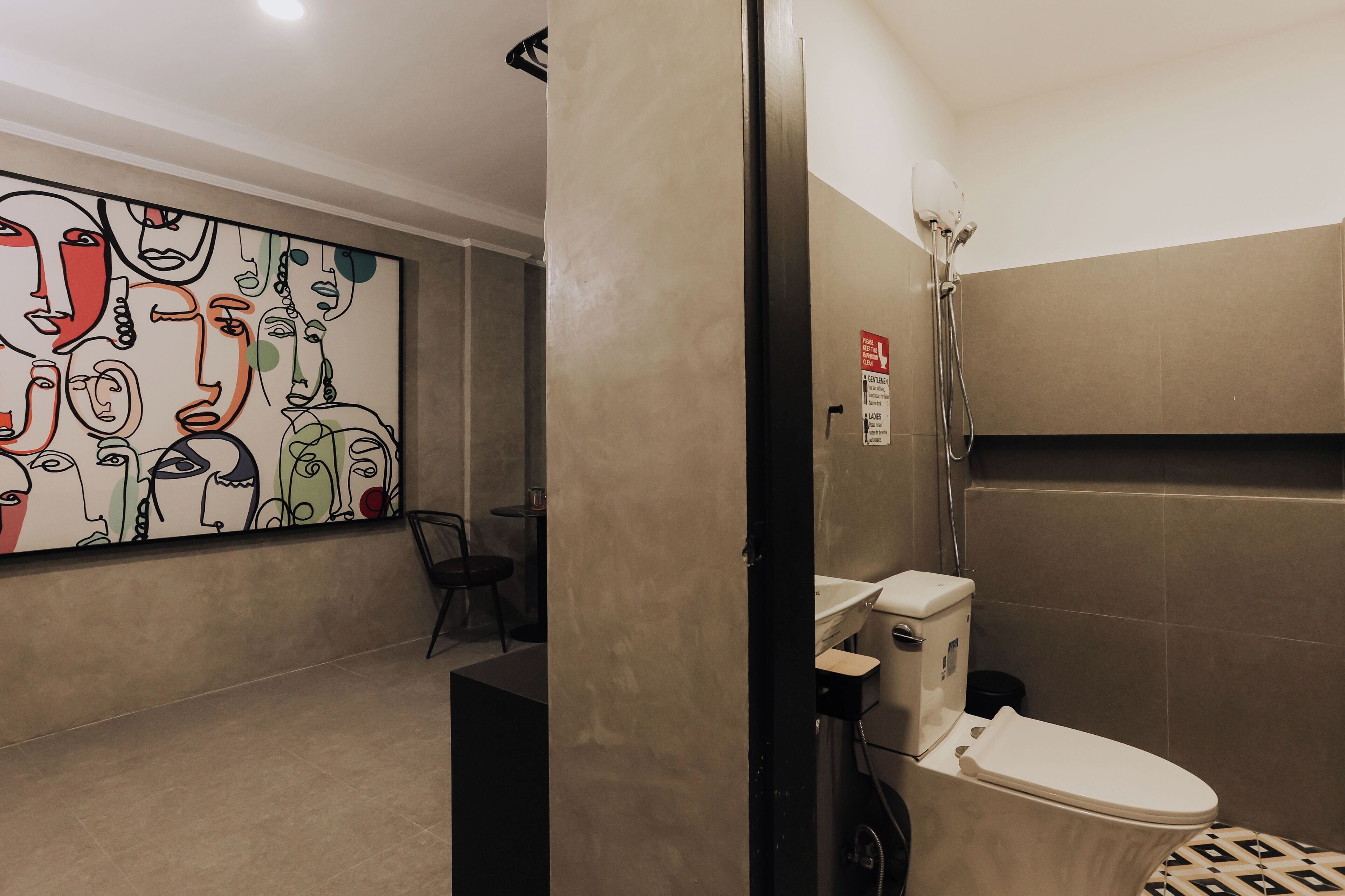 Ducha, pantuflas, bidet, toallas