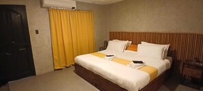 Phòng đôi Deluxe | Bàn, khu vực làm việc phù hợp cho laptop, bộ trải giường 