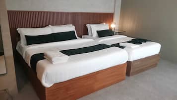 Deluxe Triple Room | Desk, laptop workspace, bed sheets