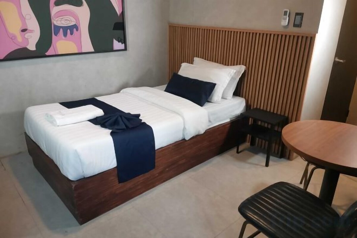 Escritorio, espacio para trabajar con laptop y ropa de cama