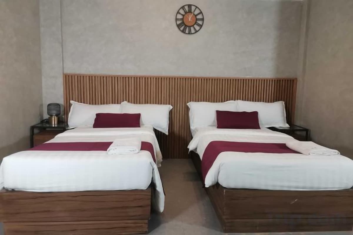 Escritorio, espacio para trabajar con laptop y ropa de cama