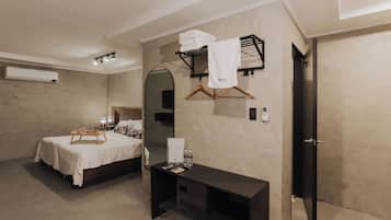 Escritorio y ropa de cama