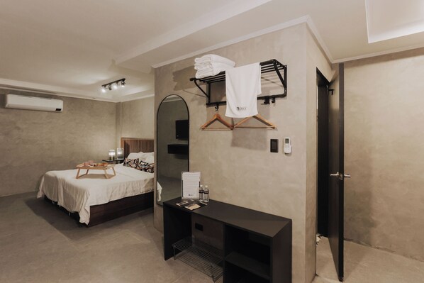 Desk, bed sheets - OYO 1138 Grey Hotel (Angeles City)