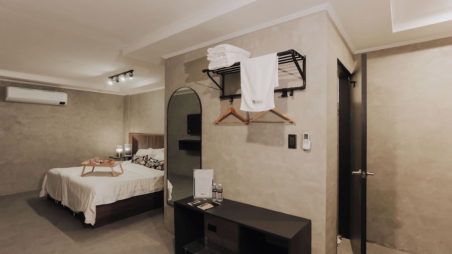 Townhouse Oak Grey Hotel Near Clark International Airport