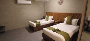 Phòng đôi Deluxe | Bàn, khu vực làm việc phù hợp cho laptop, bộ trải giường 