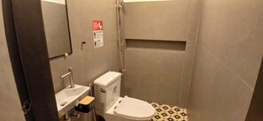 Deluxe Double Room | Bathroom | Shower, slippers, bidet, towels