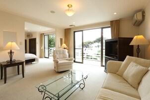 Annex Suite, Non-Smoking | In-room safe, blackout drapes, free WiFi, bed sheets