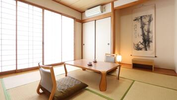 In-room safe, blackout curtains, free WiFi, bed sheets