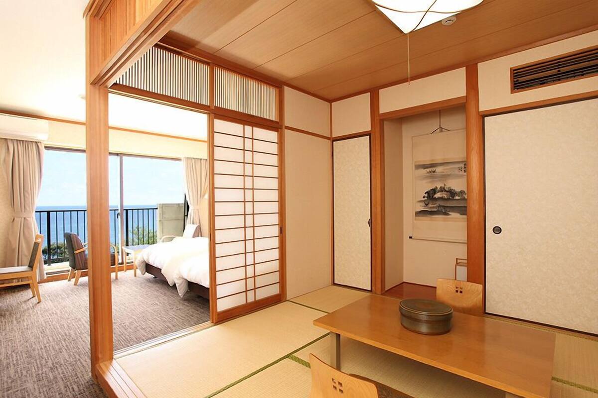 Rom, ikke-røyk (Main Building, Japanese-Western Style) | Safe på rommet, blendingsgardiner, wi-fi (inkludert) og sengetøy