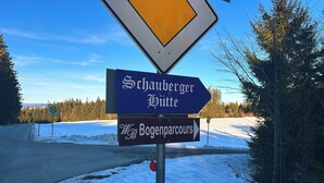 Un panneau de signalisation indiquant la direction de la Schauerberger Hütte et du Bogenerparcours.