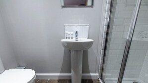 Bathroom - 3-Bed House – Ideal for Contractors and Families (Bulwell)