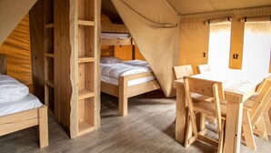 A wooden tent-style room with bunk beds, a table, chairs, and a ladder. - Nature-infused Stay, Turnhout (Turnhout)