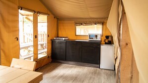 A compact kitchen with a stove, microwave, and refrigerator. - Nature-infused Stay, Turnhout (Turnhout)