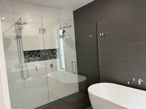 Dutxa, assecador de cabells, tovalloles i sabó 