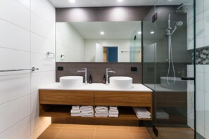 Ducha, secador de pelo, toallas y jabón