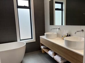 Bruser, hårtørrer, håndklæder, Sæbe