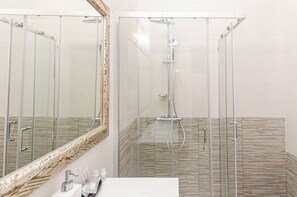 Apartamento | Baño | Ducha, artículos de higiene personal gratuitos y secador de pelo