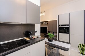 Apartment | Private kitchen | Full-size fridge, microwave, oven, stovetop - VivimiHome - Buenos Aires Home (Milan)