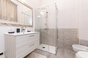 Lejlighed | Badeværelse | Bruser, gratis toiletartikler, hårtørrer, håndklæder