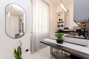 Apartamento | Cocina privada | Frigorífico grande, microondas, horno y placa de cocina