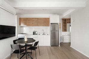 Fridge, microwave, oven, stovetop - Chic 10 Keren Hayesod (Jerusalem)