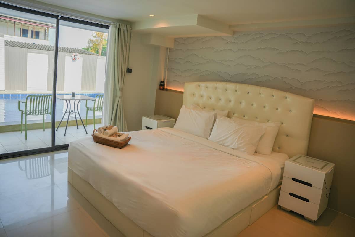 Deluxe Room, Pool Access